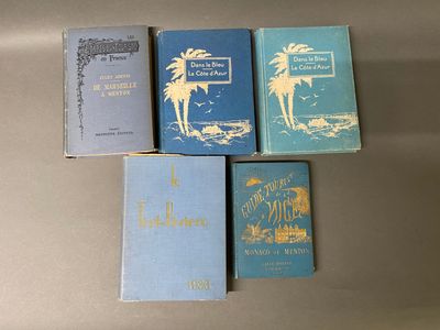 quatre livres posés les uns à côté des autres sur une table