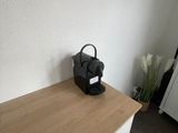 un sac à main noir posé sur un comptoir en bois