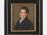 portrait d'un homme en manteau noir et chemise blanche