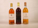 trois bouteilles de vin posées l'une à côté de l'autre sur une table
