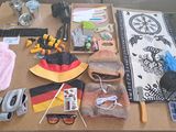 une table sur laquelle se trouvent de nombreux objets