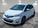 la toyota yaris blanche est garée sur un sol en damier