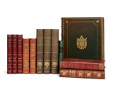 un tas de livres empilés les uns sur les autres sur une surface blanche