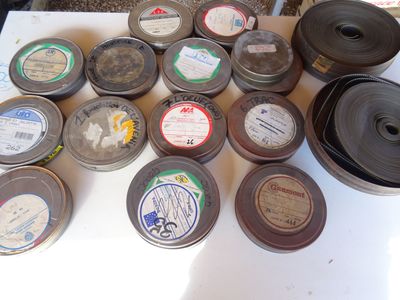 de nombreuses boîtes de conserve de différents types posées sur une table