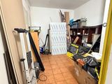 une pièce où se trouvent beaucoup de cartons et d'outils