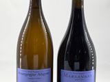 deux bouteilles de vin posées l'une à côté de l'autre sur une surface blanche