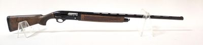 le fusil repose sur un support transparent posé sur une surface blanche