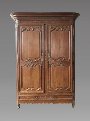 Armoire en chêne mouluré et sculpté à décor floral et cornic…