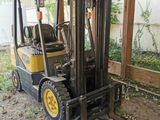 un chariot élévateur garé sous un bâtiment