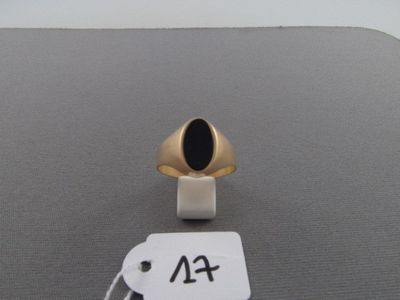 une bague en or sertie d'une pierre noire
