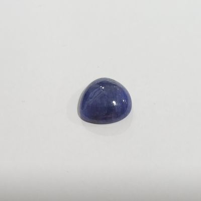 une pierre de saphir bleu sur une surface blanche