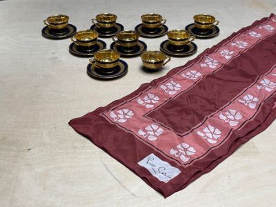 un grand nombre de tasses et de soucoupes sur une table