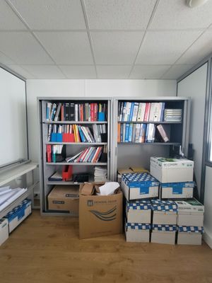 une pièce avec beaucoup de cartons et des cartons sur le sol