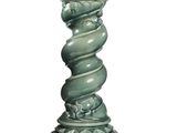 un vase vert orné d'un motif en spirale