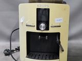 une machine à café posée sur une table