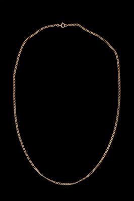 un collier en or sur fond noir