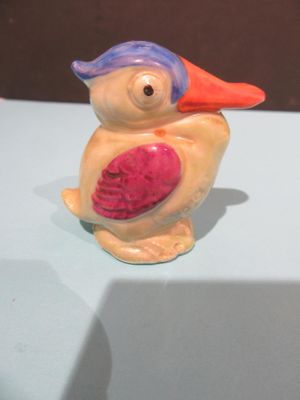 une figurine représentant un oiseau posé sur une table