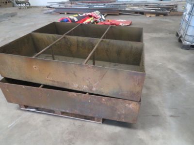 une grande boîte métallique posée par terre