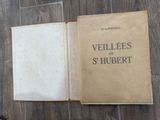 un livre ouvert sur une table, avec une paire de ciseaux à côté