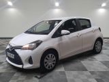 la toyota yaris blanche est garée sur un carrelage à carreaux