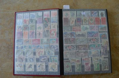 un livre avec des timbres, posé sur une table