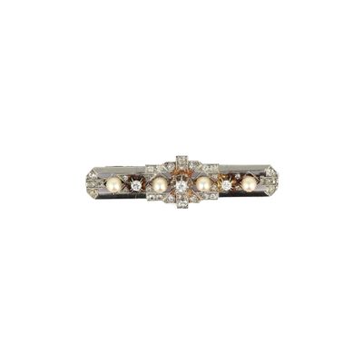 une image représentant une bague sertie d'un diamant et d'une perle sur fond blanc