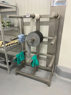 une machine sur laquelle est placé un rouleau de papier