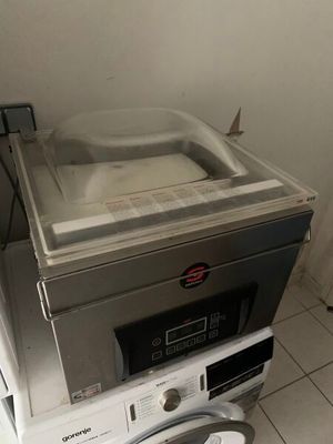un lave-linge et un sèche-linge dans une petite pièce