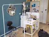 une pièce dans laquelle se trouvent un bureau, une chaise, un miroir et une chaise