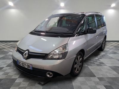 la photo d'une camionnette argentée garée dans un garage