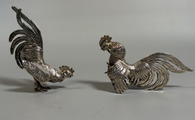 paire de figurines de coqs plaquées argent sur fond blanc
