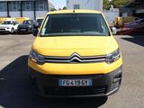 une camionnette jaune garée dans un parking