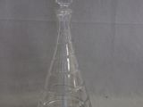 une carafe en verre posée sur une table, sur fond blanc