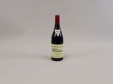 la bouteille de vin est posée sur une surface blanche