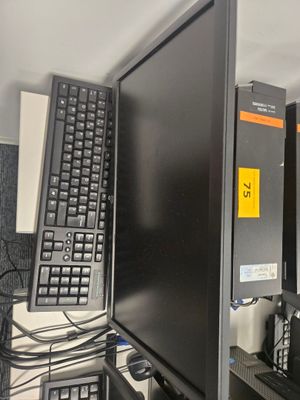 tout un tas de matériel informatique posé sur le bureau