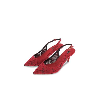les chaussures rouges sont posées sur la surface blanche, sur fond blanc