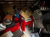 une pile de cartons et un poêle dans une pièce