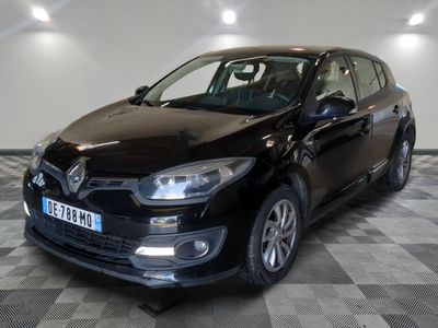 la voiture noire est garée sur un sol en damier dans le garage