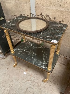 une petite table sur laquelle se trouve un miroir