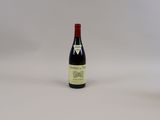 une bouteille de vin posée sur une table