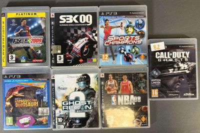 un grand nombre de jeux vidéo sur la table