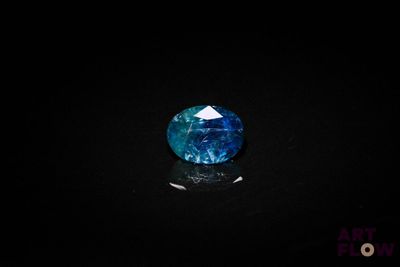 un gros plan d'un saphir bleu sur une surface noire
