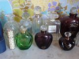 de nombreux types différents de flacons de parfum sur le comptoir