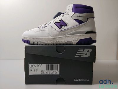 Les chaussures New Balance sont dans la boîte posée sur la table.