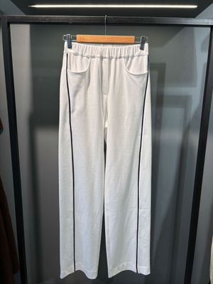 Le pantalon blanc est suspendu à un cintre dans le placard.