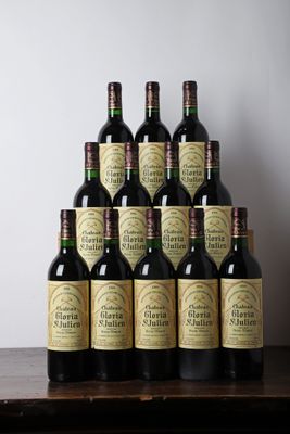 des bouteilles de vin posées sur une table en bois près d'un mur