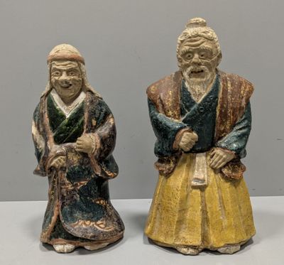 paire de figurines chinoises représentant un vieil homme et une vieille femme