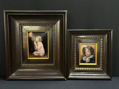 deux tableaux encadrés représentant un enfant et une femme d'un certain âge