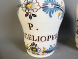 deux vases décorés de fleurs