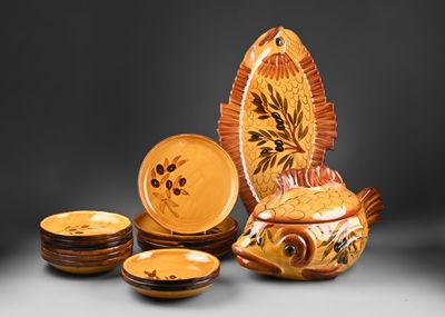 many plates and bowls that are sitting on a table